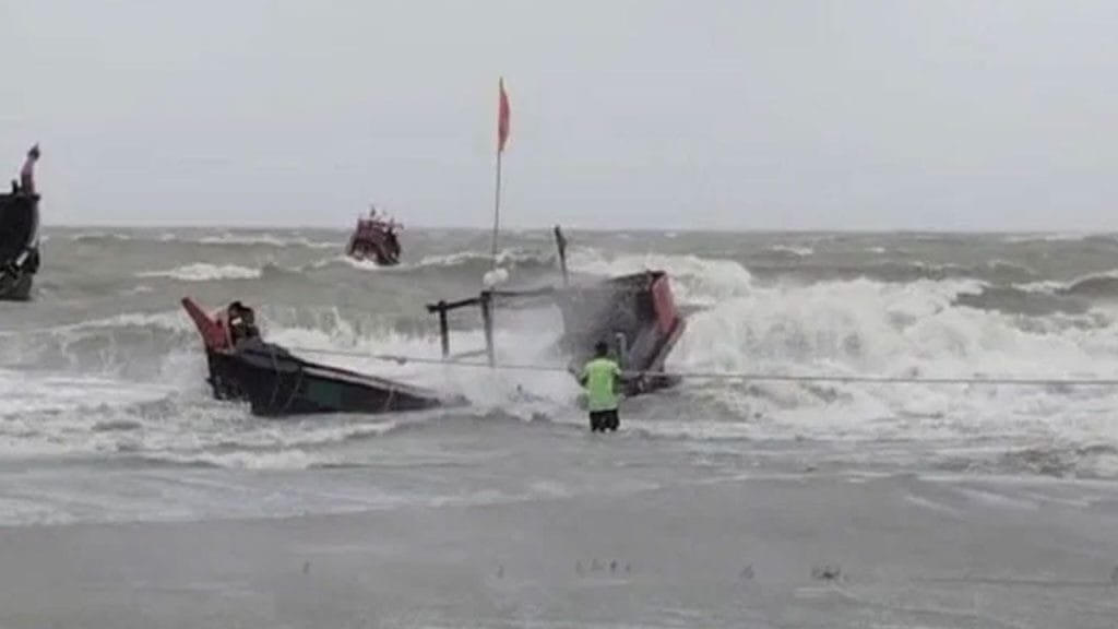 বঙ্গোপসাগরে ঝড়ের কবলে ২০ ট্রলারডুবি