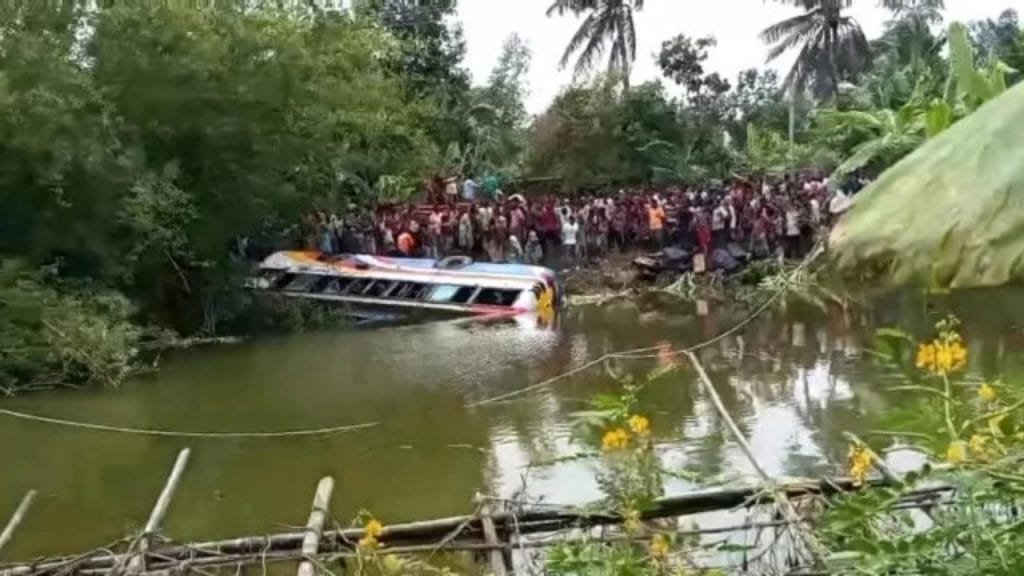 জয়পুরহাটে সড়ক দুর্ঘটনায় বাস পুকুরে, আহত ১০ জন