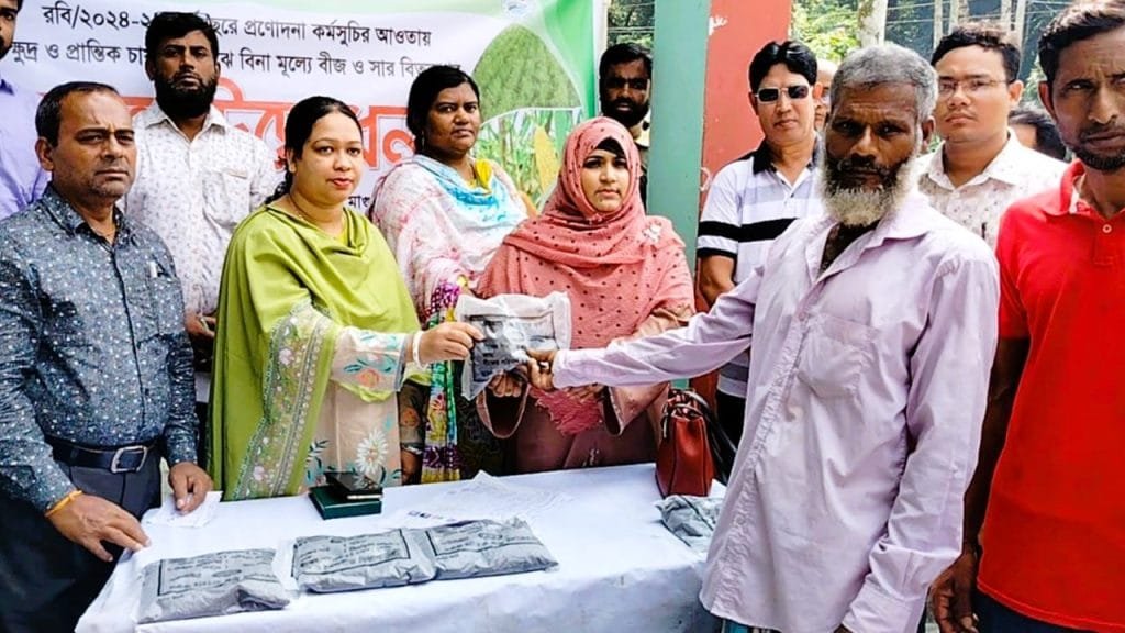 মাগুরায় বিনামূল্যে সার ও বীজ পেল সাড়ে পাঁচ হাজারেরও বেশি কৃষক