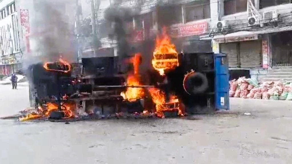 বকেয়া বেতনের দাবিতে মিরপুরে শ্রমিকদের বিক্ষোভ: গুলিবিদ্ধ ২ শ্রমিক
