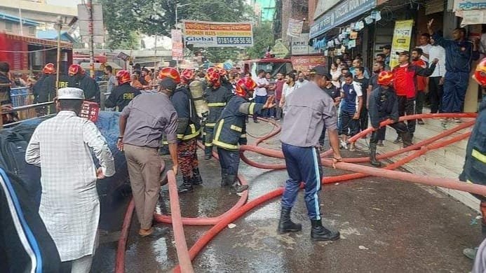 ফার্মগেটে মার্কেন্টাইল ব্যাংকে আগুন, নিয়ন্ত্রণে ৫ ইউনিট