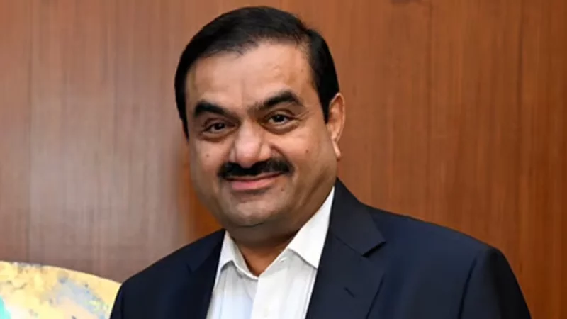 যুক্তরাষ্ট্রের ঘুষের অভিযোগ গৌতম আদানির জন্য নতুন চ্যালেঞ্জ ভারতের শীর্ষ ব্যবসায়ী গৌতম আদানি আবারও বিতর্কের মুখে পড়েছেন, এবার যুক্তরাষ্ট্রের ঘুষ দেওয়ার অভিযোগে। নিউইয়র্কে গত বুধবার তাঁর এবং তাঁর সহযোগীদের বিরুদ্ধে ২৫ কোটি ডলার ঘুষ দেওয়ার অভিযোগ আনা হয়, যার ফলে আদানি গ্রুপের শেয়ার বাজারে ধস নামে। এই অভিযোগে গৌতম আদানির সাম্রাজ্য বড় ধরনের ধাক্কা খেয়েছে, বিশেষ করে তার আন্তর্জাতিক প্রকল্পগুলোর ওপর এর প্রভাব পড়তে পারে। ভারতের বিরোধী নেতা রাহুল গান্ধী আদানির গ্রেপ্তার দাবি করলেও, ভারতীয় সরকার এখনও কিছু মন্তব্য করেনি। তবে আদানি গ্রুপ এ অভিযোগ অস্বীকার করেছে, যা তাদের সুনাম ও করপোরেট সুশাসনের জন্য বড় একটি আঘাত হিসেবে দেখা হচ্ছে। উল্লেখ্য, গৌতম আদানি, যিনি এক সময় বিশ্বের দ্বিতীয় ধনী ব্যক্তি ছিলেন, তাঁর ব্যবসা বিস্তার করেছে কয়লা, বিদ্যুৎ, বিমানবন্দর এবং সিমেন্ট খাতে। তবে বিশ্লেষকরা মনে করেন, এই নতুন অভিযোগ আদানির জন্য 'নজীরবিহীন' চ্যালেঞ্জ হয়ে দাঁড়িয়েছে, যা তাঁর করপোরেট ইমেজকে দীর্ঘমেয়াদীভাবে ক্ষতিগ্রস্ত করতে পারে। এদিকে, শ্রীলঙ্কা ও আফ্রিকার কিছু দেশ আদানির প্রকল্পগুলোর বিষয়ে পুনরায় পর্যালোচনা করার দাবি তুলেছে। মার্কিন বিচার বিভাগে অভিযুক্ত হওয়ার পর তার ব্যবসায়িক মডেল ও বিনিয়োগকারীরা এখন নতুন সতর্কতার মুখে পড়তে পারেন। এদিকে, আদানি এই সংকট থেকে কীভাবে বেরিয়ে আসবেন তা এখনও স্পষ্ট নয়। তবে বিশ্লেষকরা তার ঘুরে দাঁড়ানোর সম্ভাবনাও দেখছেন, বিশেষ করে যদি তিনি শৃঙ্খলা ও সুশাসনের প্রতি অঙ্গীকার করেন।