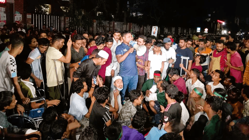 দাবি মেনে বিক্ষোভরত আহতদের শান্ত করলেন উপদেষ্টারা