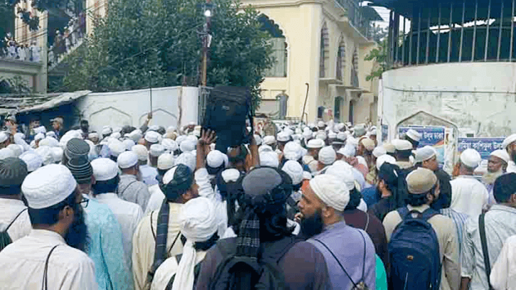 দল বেধে কাকরাইল মসজিদ দখল করলেন সাদপন্থীরা