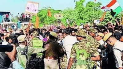 ভারত থেকে বাংলাদেশ অভিমুখে মিছিল
