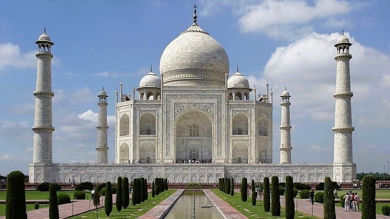 এবার বোমা মেরে তাজমহল উড়িয়ে দেওয়ার হুমকি!
