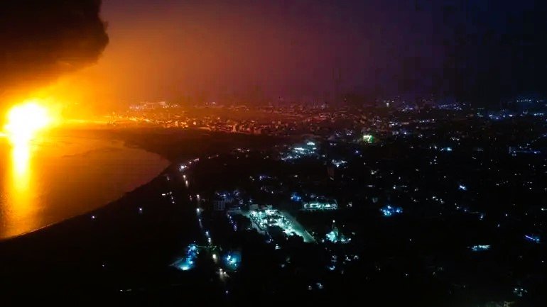 ইয়েমেনের হুদাইদায় মার্কিন-ব্রিটিশ বাহিনীর যৌথ হামলা
