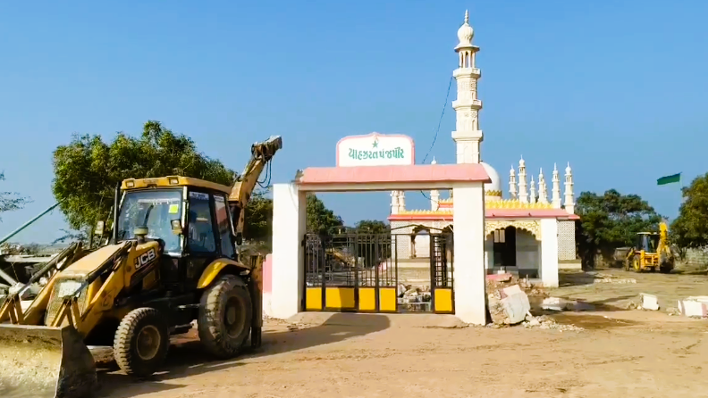 গুজরাটে বুলডোজার দিয়ে হজরত পাঁচ পীর দরগাসহ ২০০ ঘরবাড়ি উচ্ছেদ