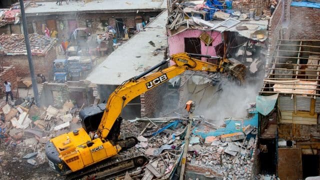 ভারতের তাইমুর নগরে শতাধিক ঘরবাড়ি বুলডোজার দিয়ে গুঁড়িয়ে দিল ডিডিএ